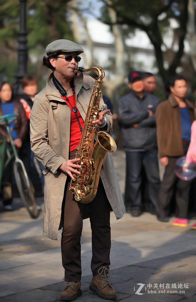 街头艺人萨克斯风女郎