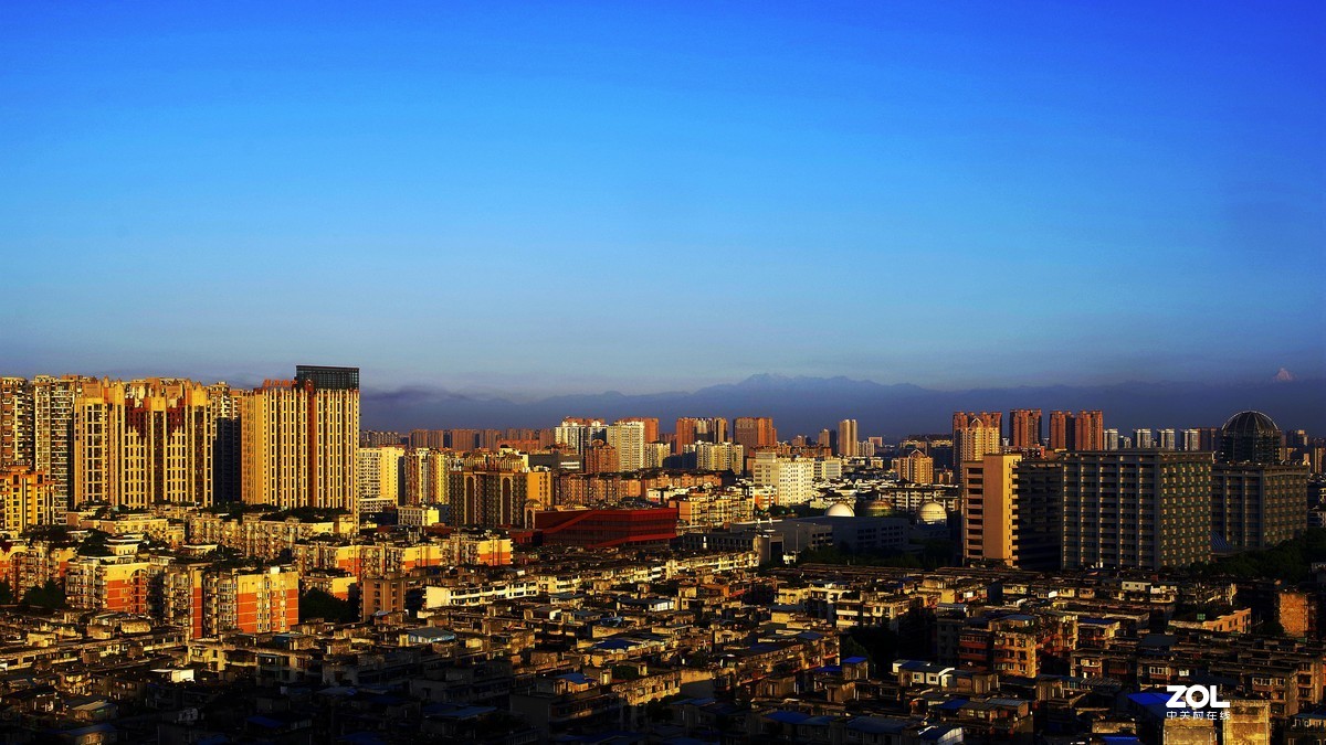 成都---2020.6.24清晨，成都天空通透，能见百里外的远山，实属不易。