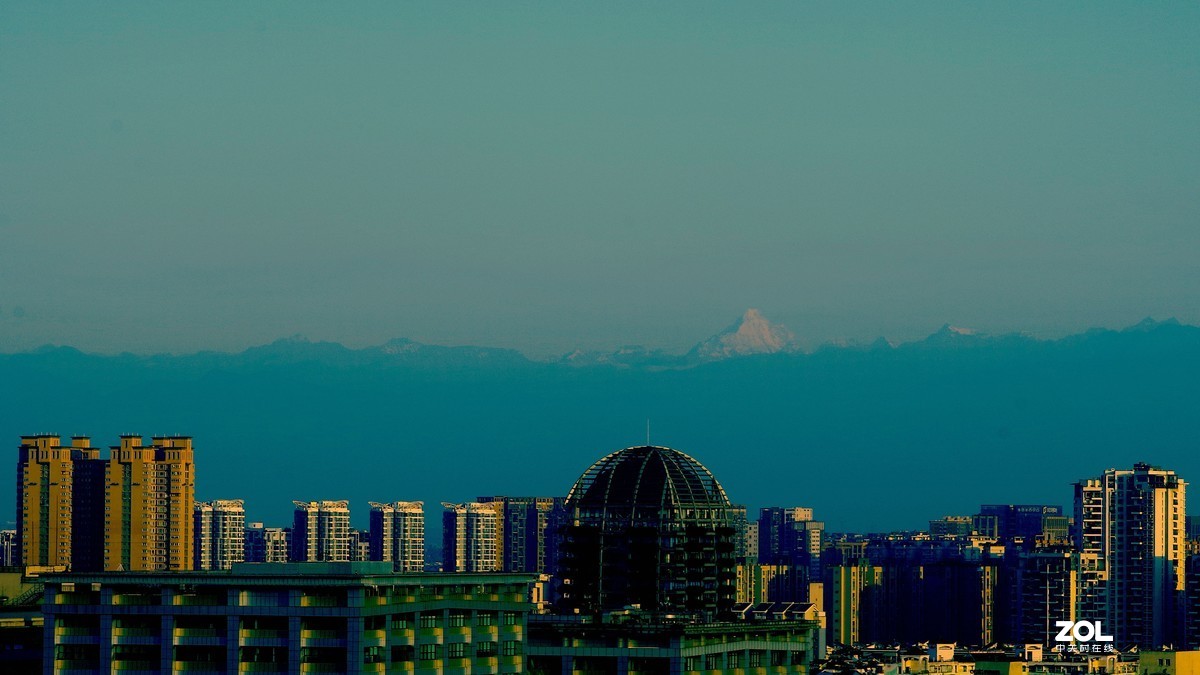 成都---2020.6.24清晨，成都天空通透，能见百里外的远山，实属不易。