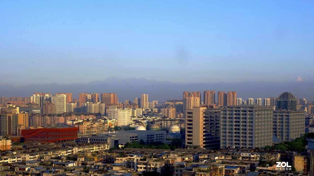 成都---2020.6.24清晨，成都天空通透，能见百里外的远山，实属不易。