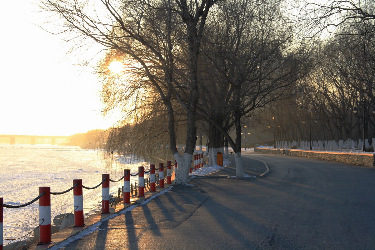 浑河落日余辉景