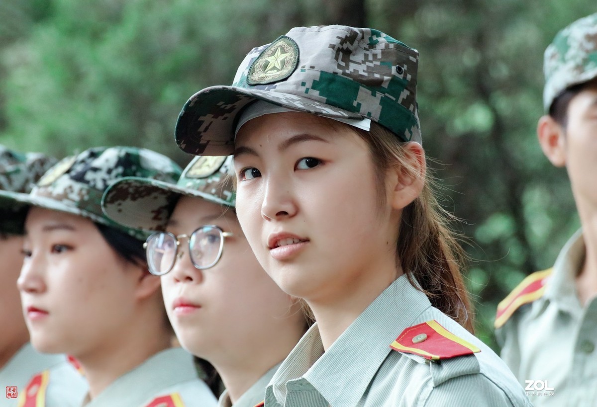 飒爽英姿西大军训女生抓拍