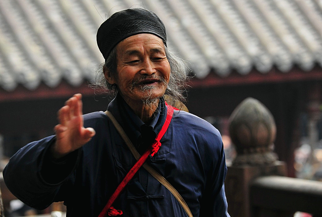 云游的道士看望云雾求索好友