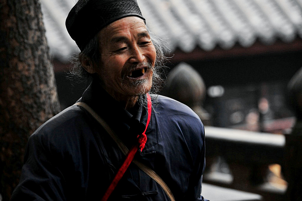 云游的道士看望云雾求索好友