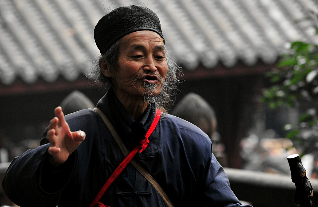 云游的道士看望云雾求索好友