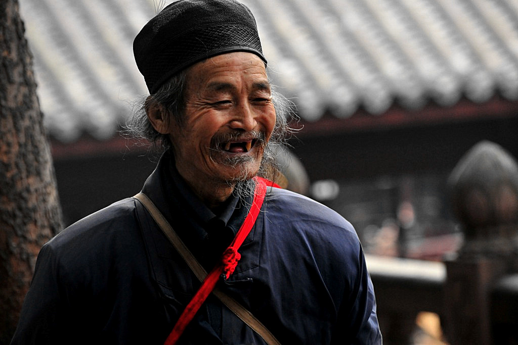 云游的道士看望云雾求索好友