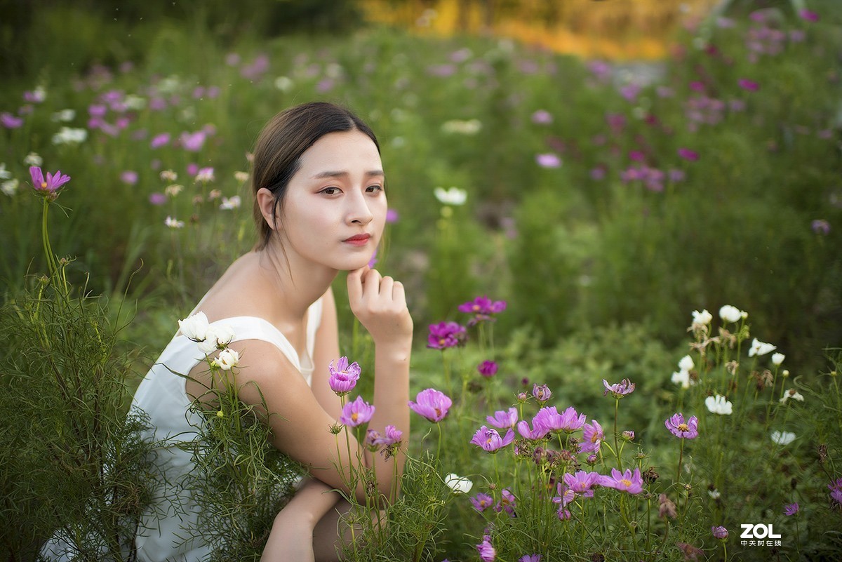 #外拍组# 鲜花丛中的少女