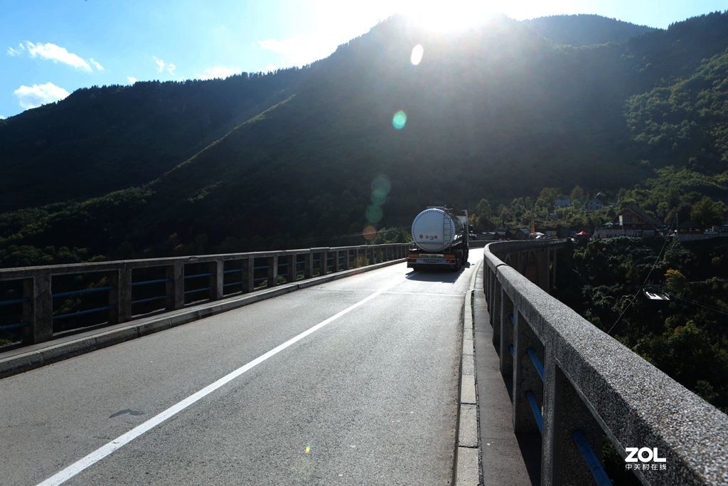 塞尔维亚白天使修道院,黑山的塔拉大桥和奥斯特洛修道院