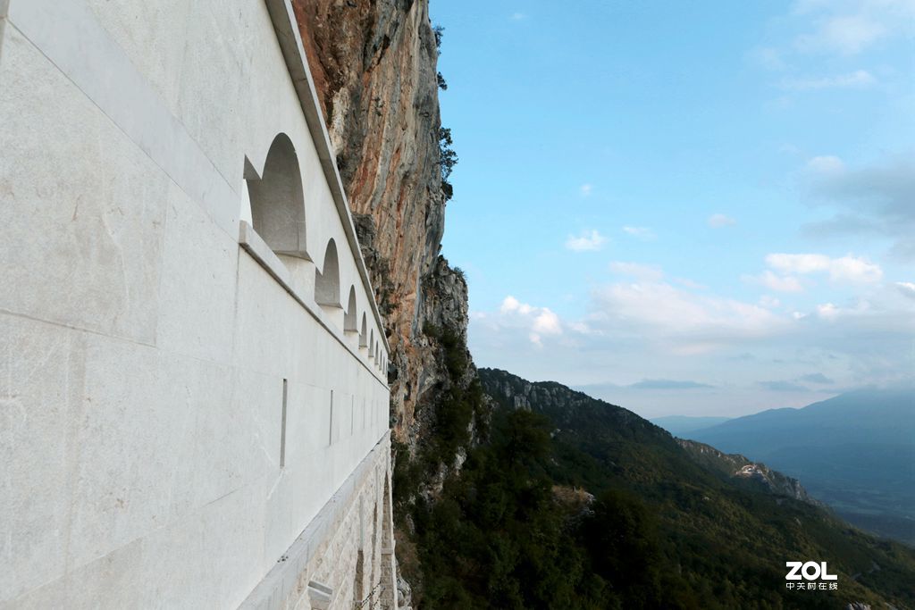 塞尔维亚白天使修道院,黑山的塔拉大桥和奥斯特洛修道院