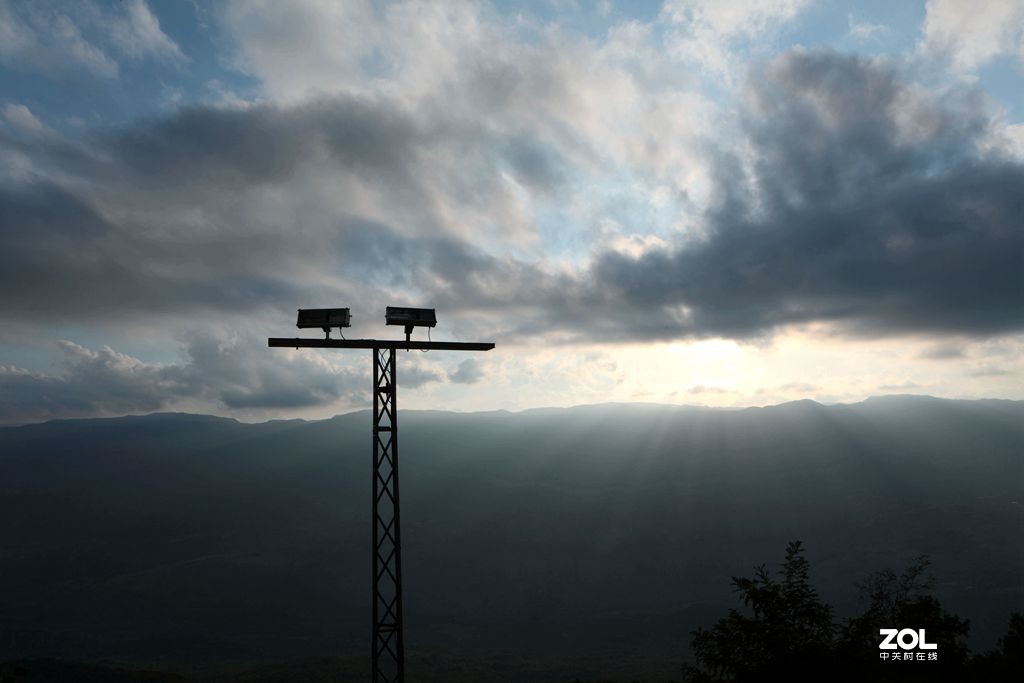 塞尔维亚白天使修道院,黑山的塔拉大桥和奥斯特洛修道院