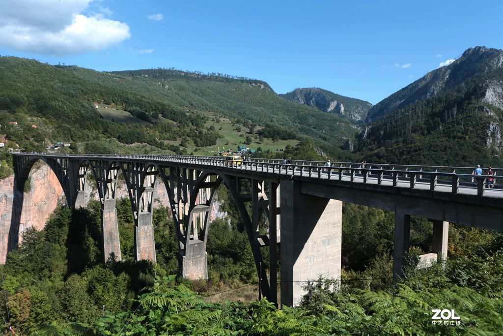 塞尔维亚白天使修道院,黑山的塔拉大桥和奥斯特洛修道院