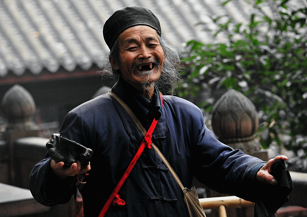 云游的道士看望云雾求索好友