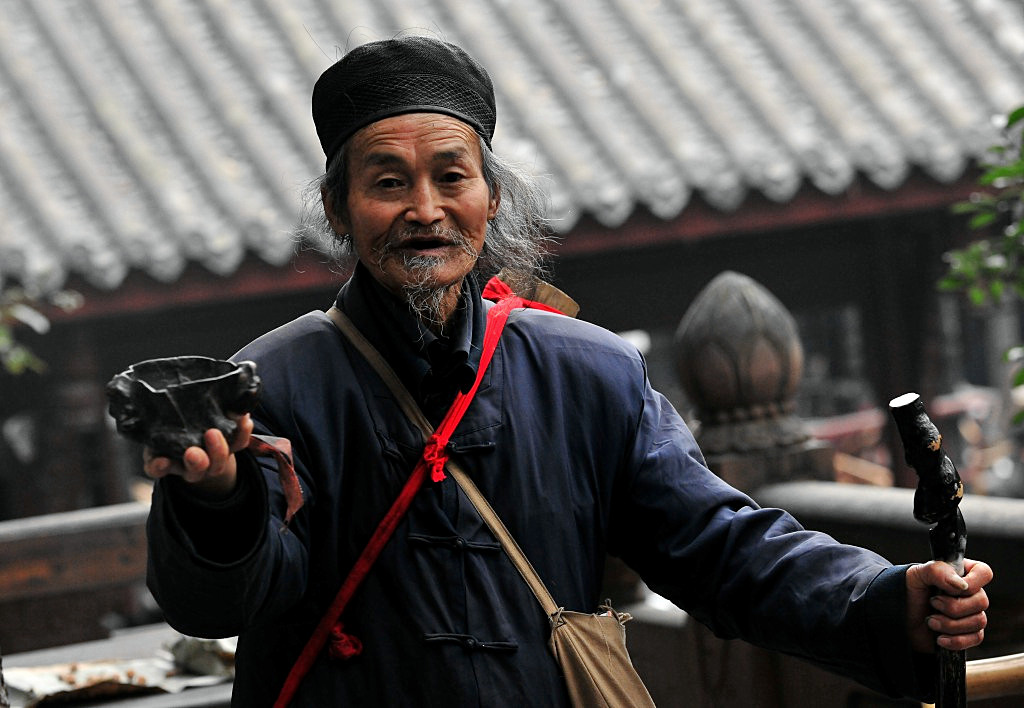 云游的道士看望云雾求索好友