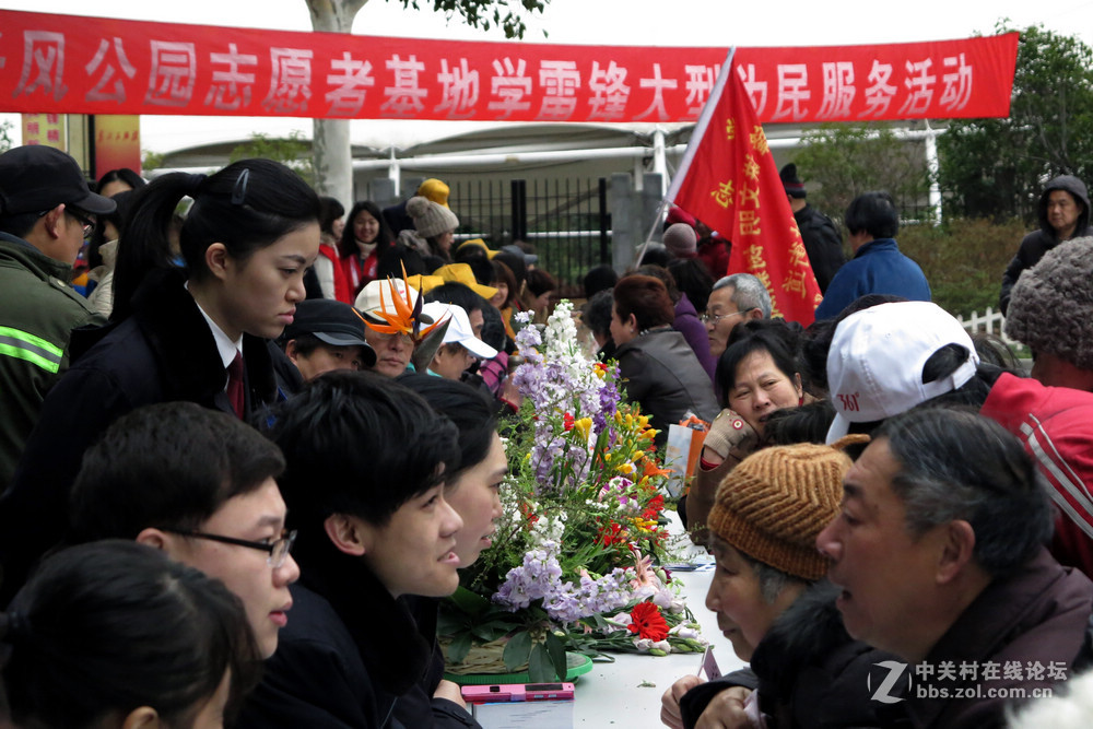 向雷锋学习活动时随拍