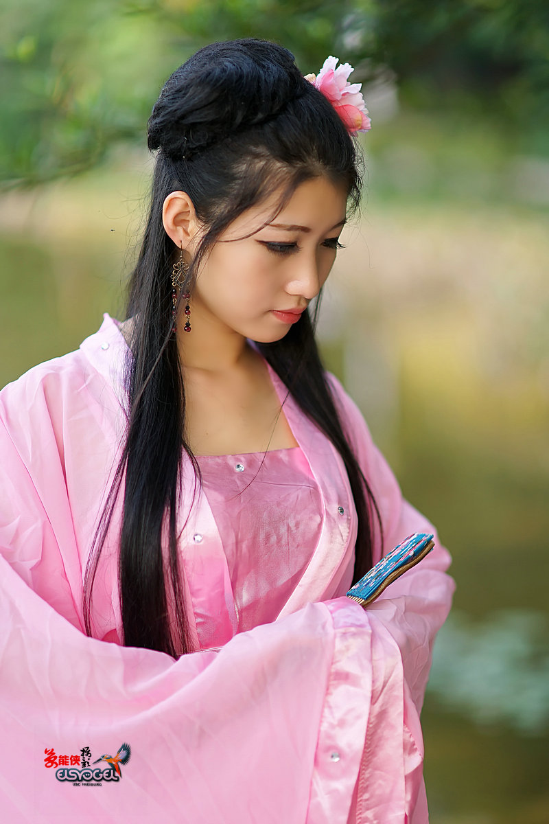 金秋叠翠园古装少女艺菲