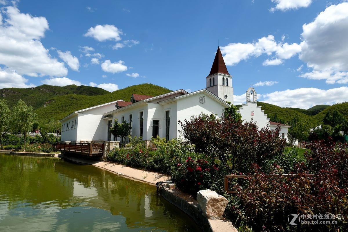 蓝天白云下的“教堂”