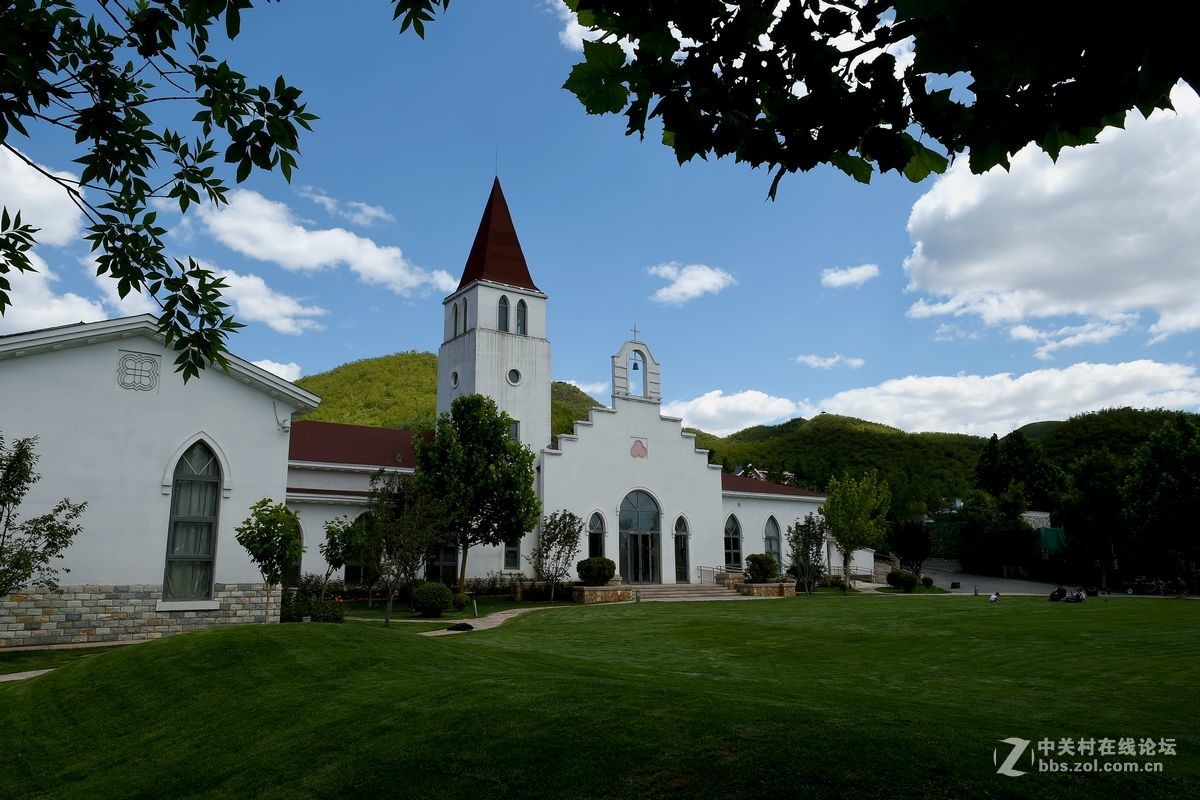 蓝天白云下的“教堂”