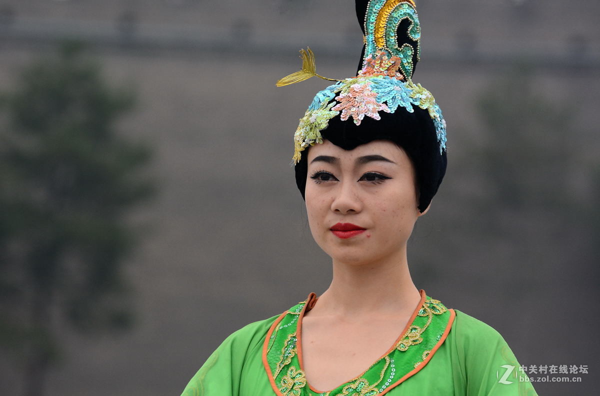 南门唐装礼仪表演中的宫女们