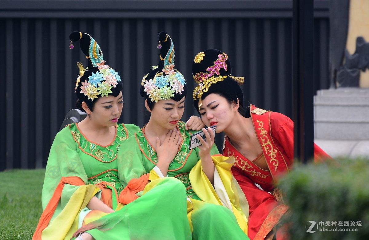 南门唐装礼仪表演中的宫女们