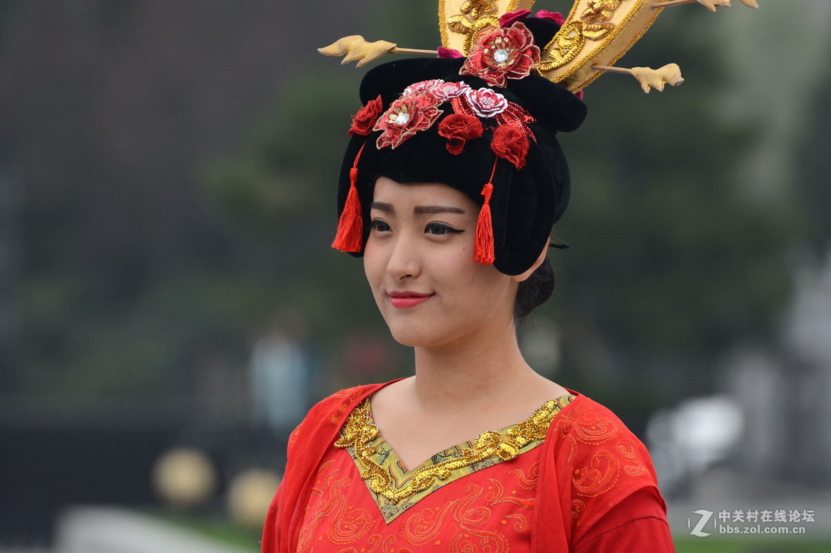 南门唐装礼仪表演中的宫女们