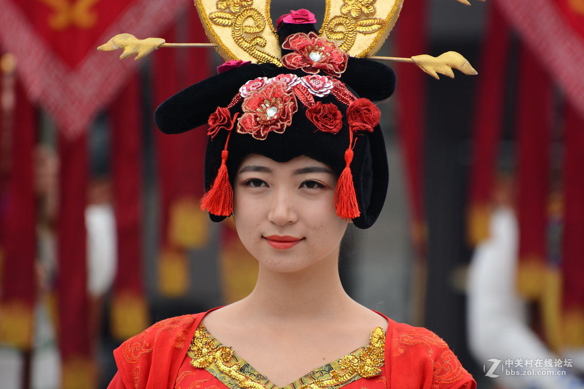 南门唐装礼仪表演中的宫女们