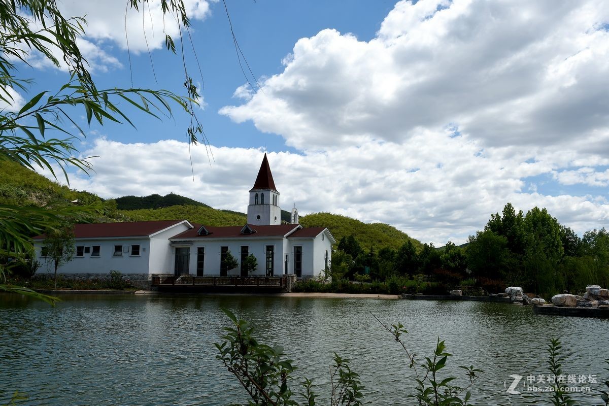 蓝天白云下的“教堂”