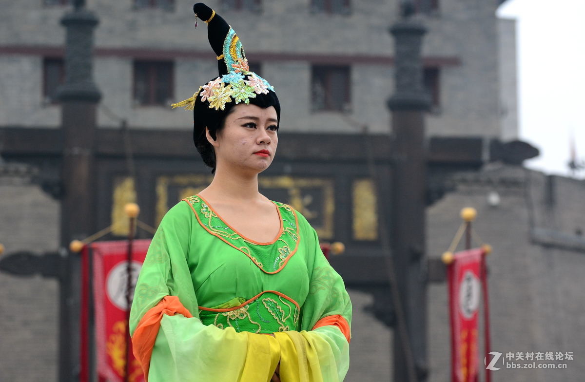南门唐装礼仪表演中的宫女们