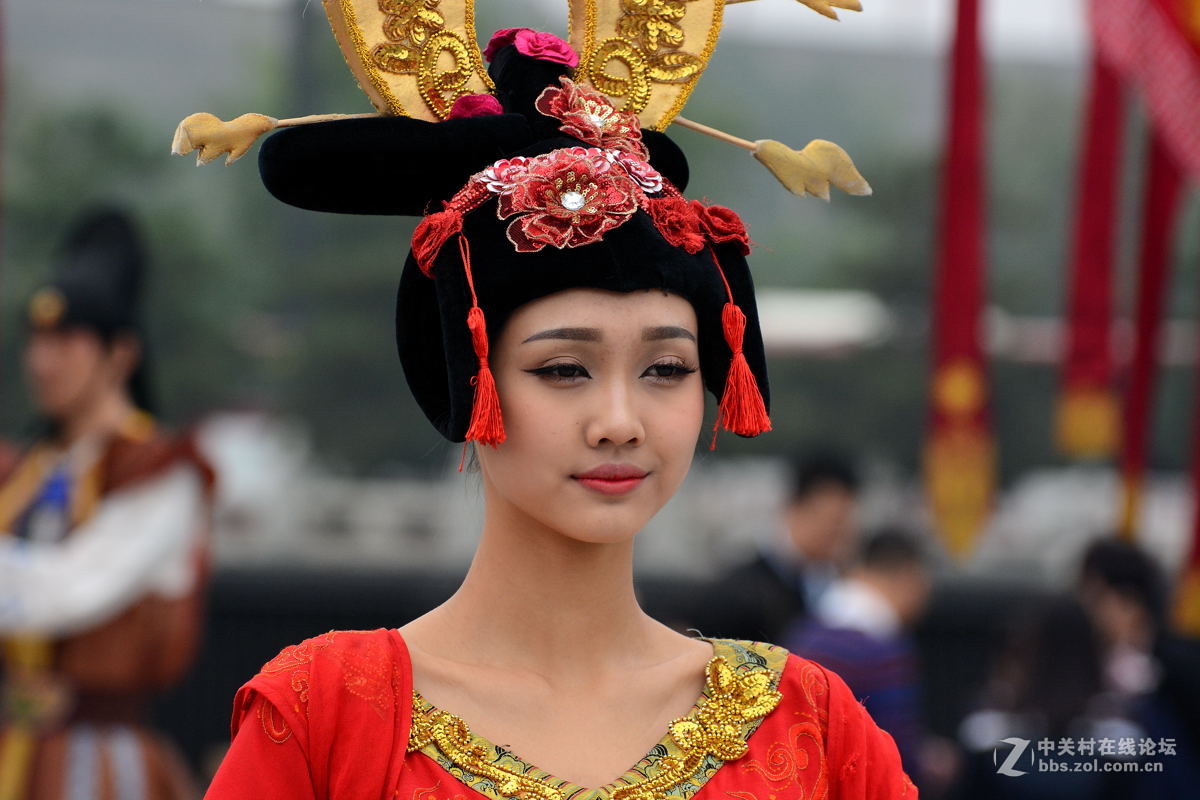 南门唐装礼仪表演中的宫女们