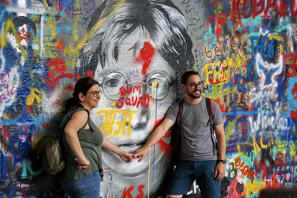 2018-06- 列侬墙前的众生相