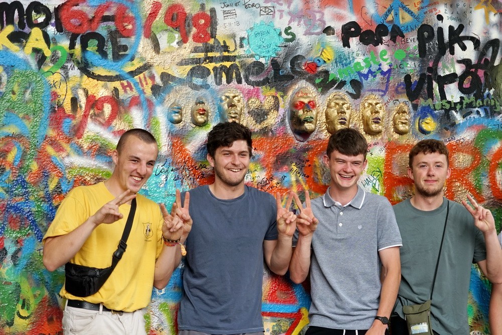 2018-06- 列侬墙前的众生相