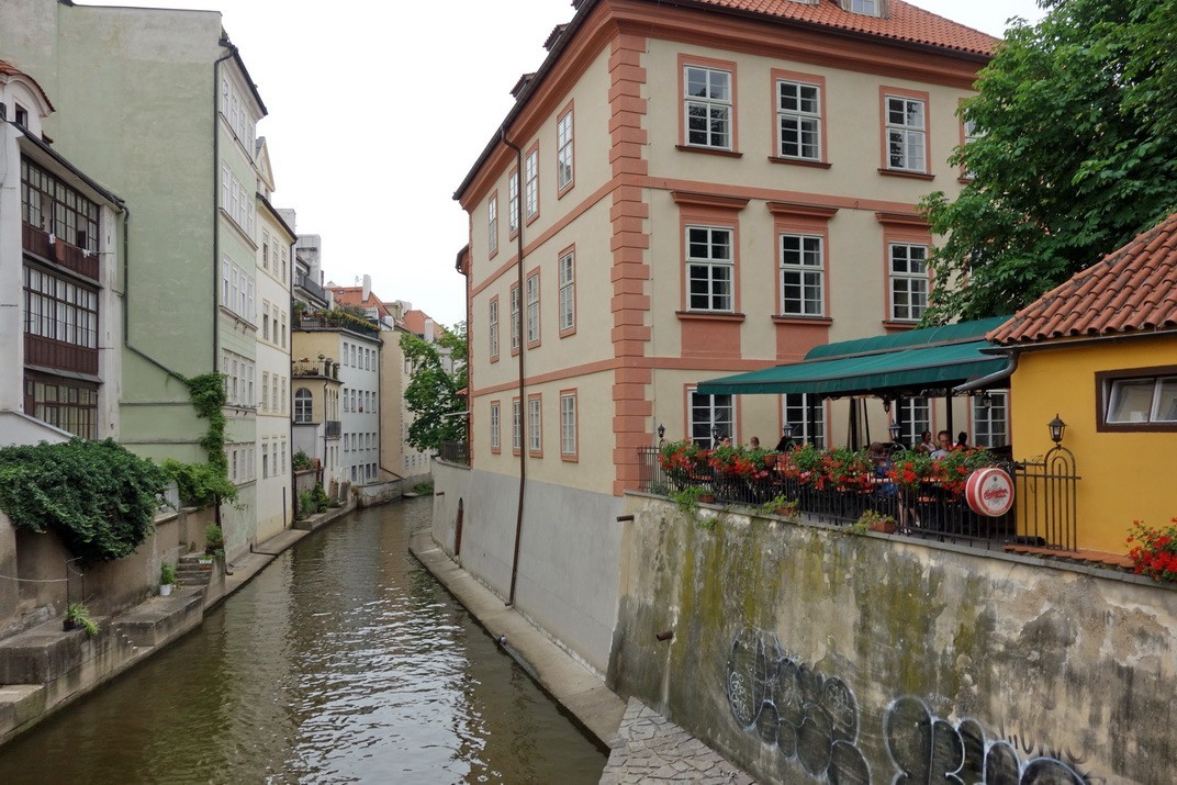 2018-06- 列侬墙前的众生相