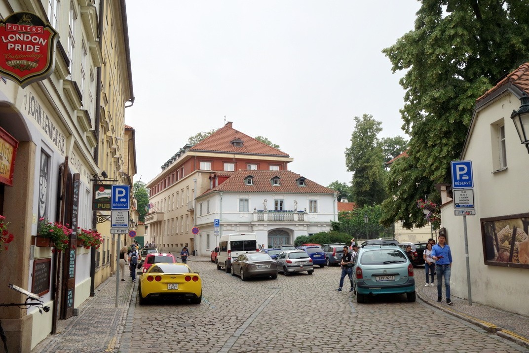 2018-06- 列侬墙前的众生相