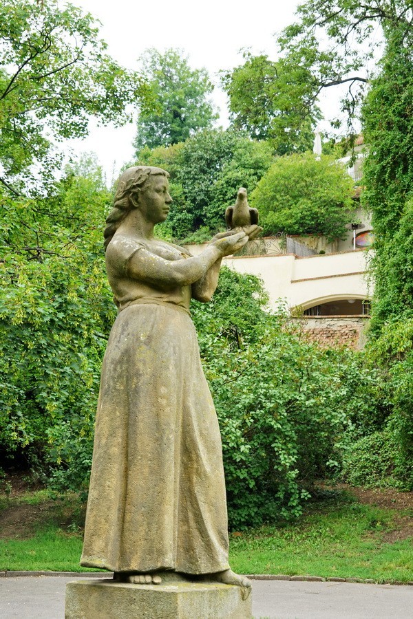 2018-06- 列侬墙前的众生相