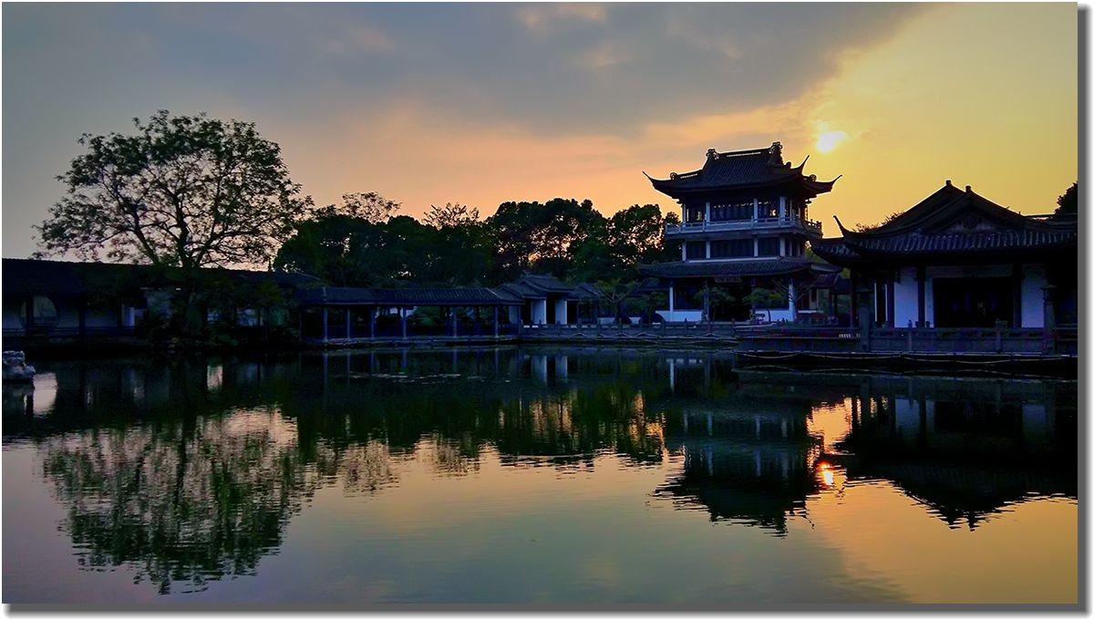 水岸闲游景怡人