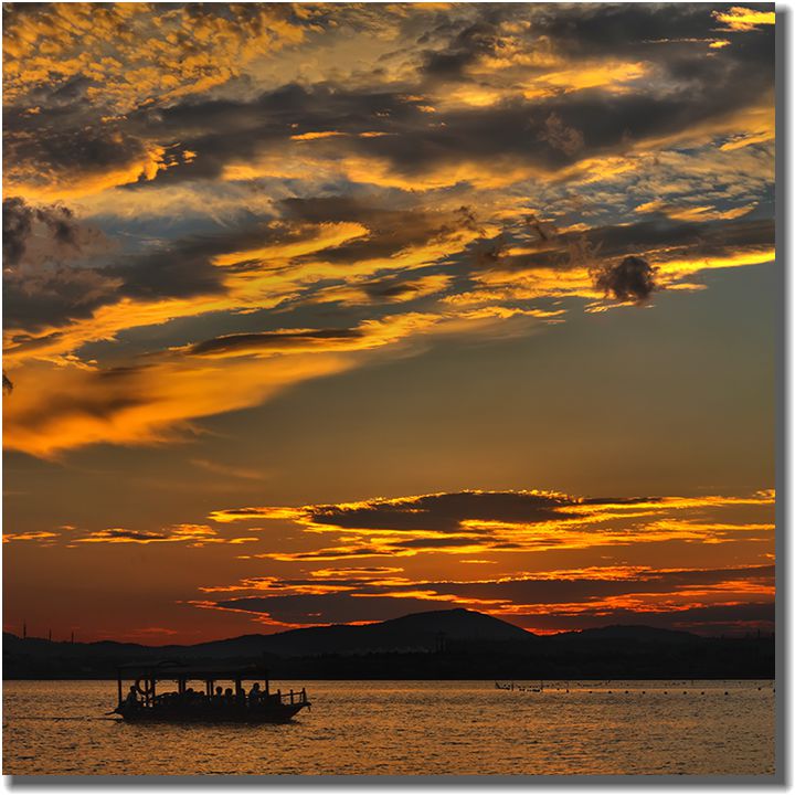 水岸闲游景怡人