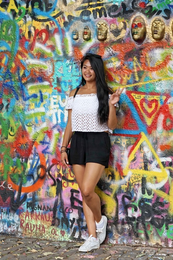 2018-06- 列侬墙前的众生相