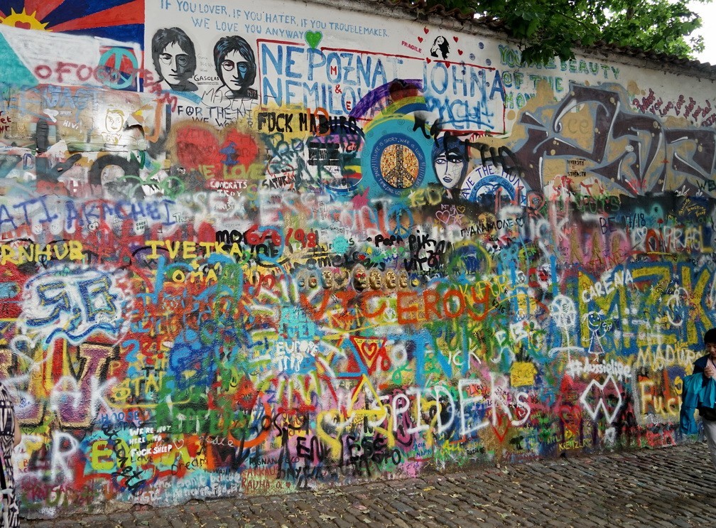 2018-06- 列侬墙前的众生相