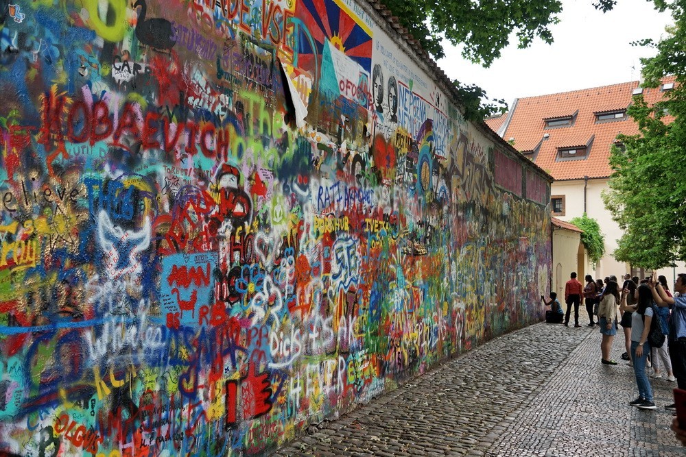 2018-06- 列侬墙前的众生相