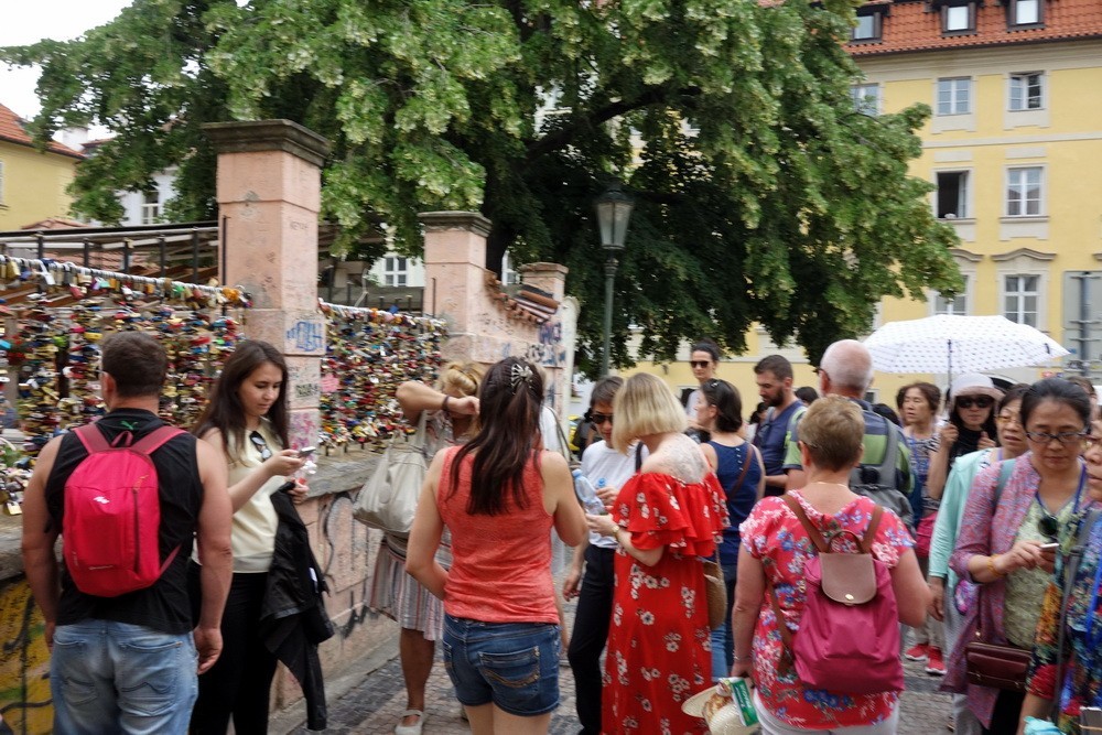 2018-06- 列侬墙前的众生相