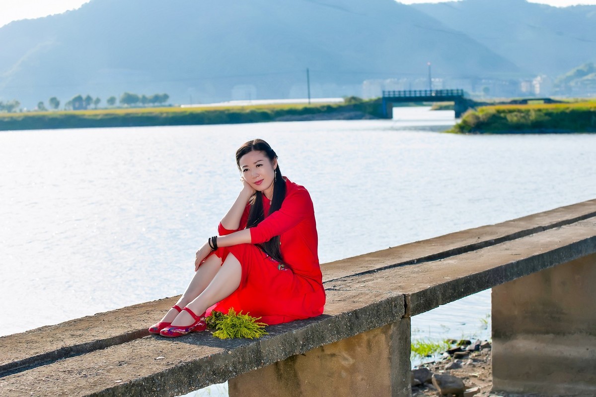 那长长的小桥红衣美女