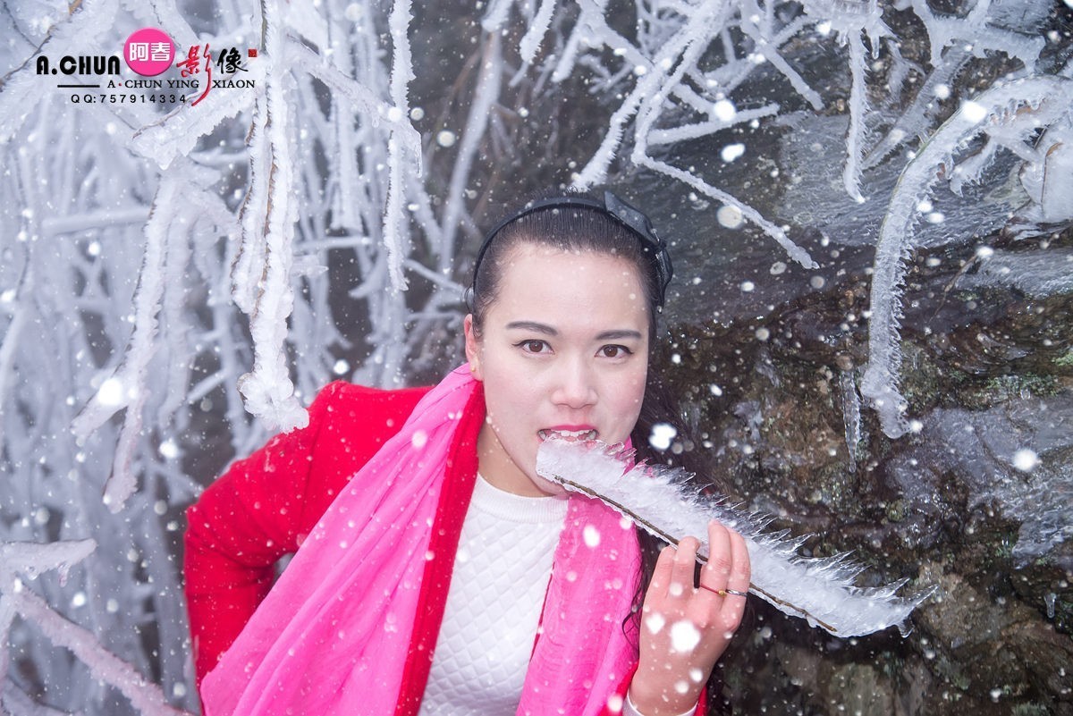 某年某月某日的第一场雪……。