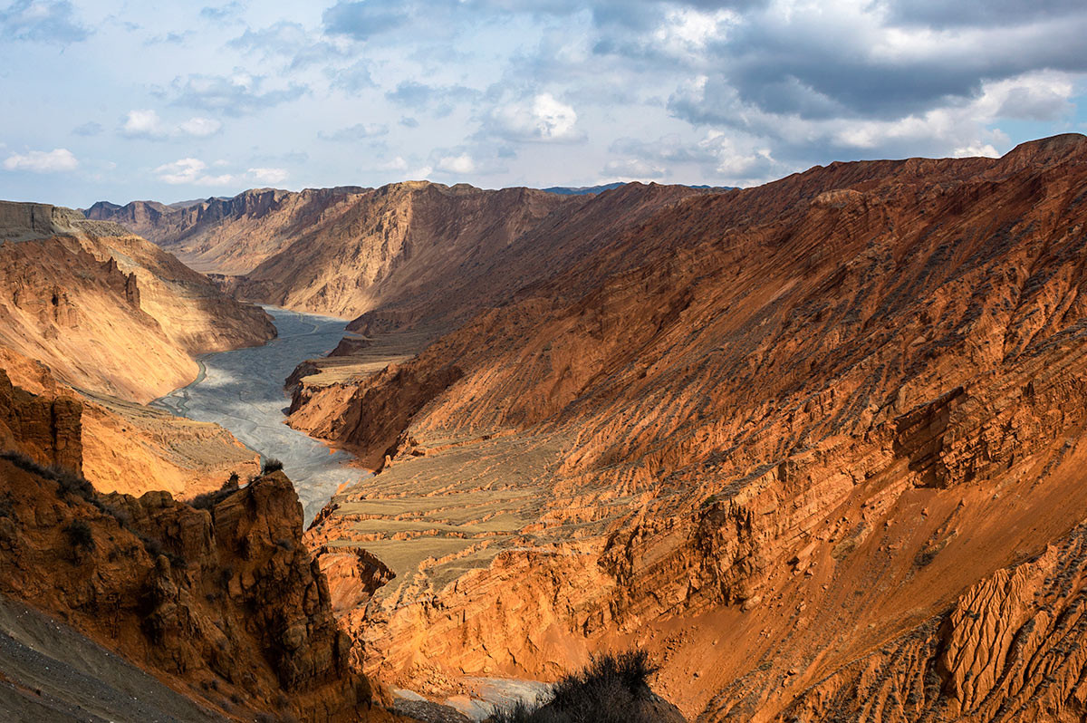 雄奇壮伟之红山大峡谷