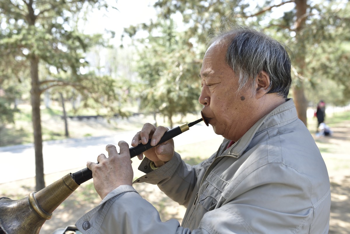 克俭公园吹唢呐的人