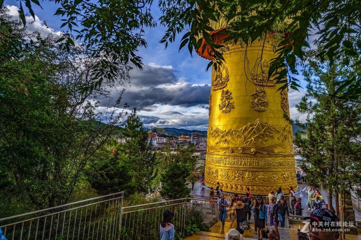 西藏旅游香格里拉独克宗古城世上最大转经筒