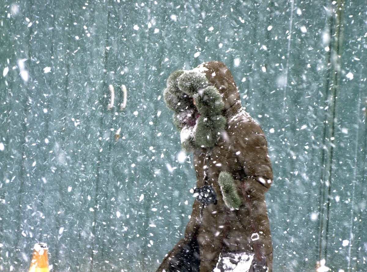 风雪交加行路人