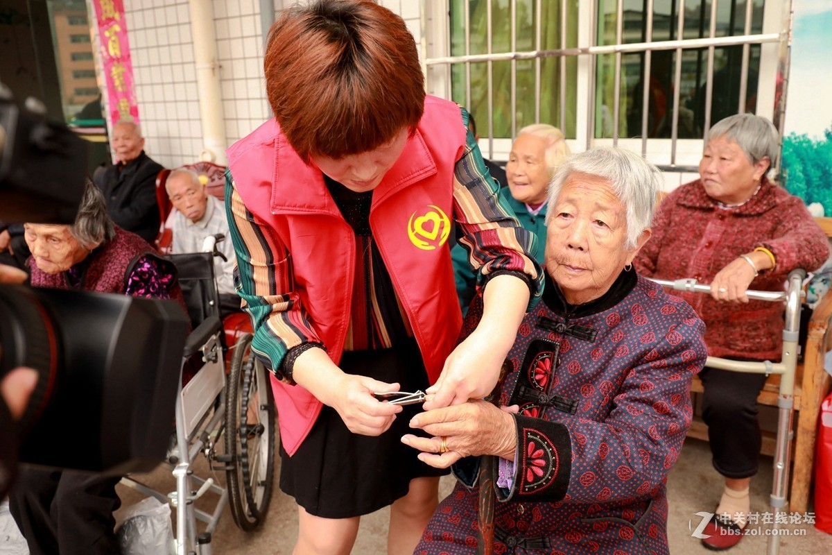 纪实拍摄----重阳节志愿者到敬老院开展活动