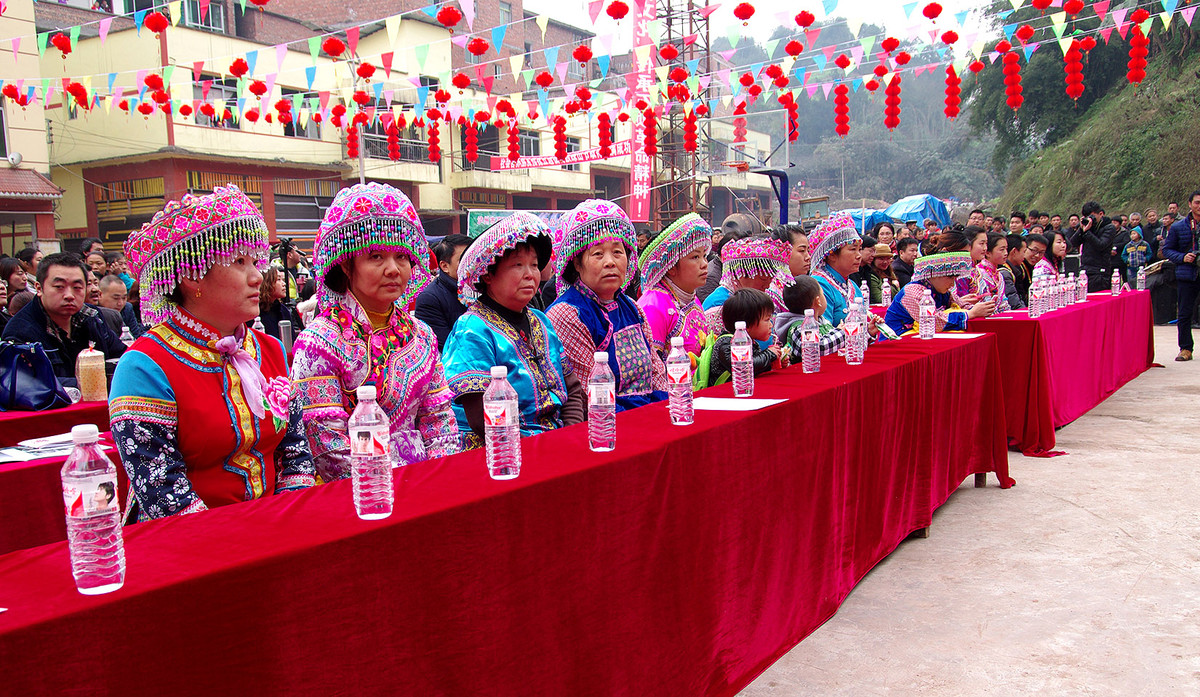 泸州苗乡“踩山节”