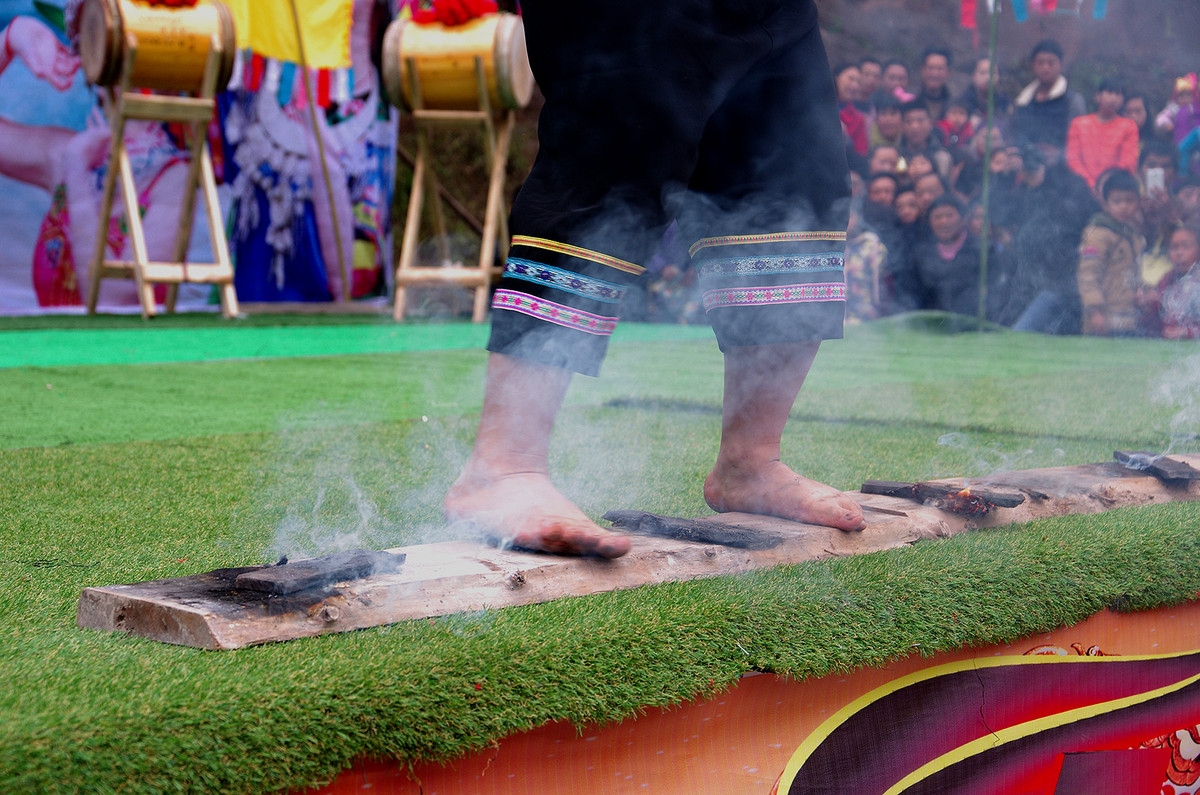 泸州苗乡“踩山节”