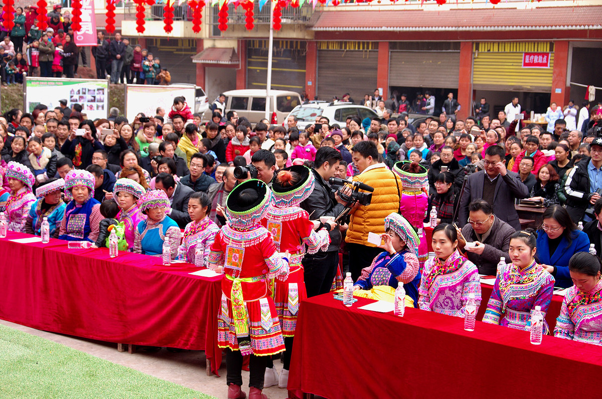 泸州苗乡“踩山节”