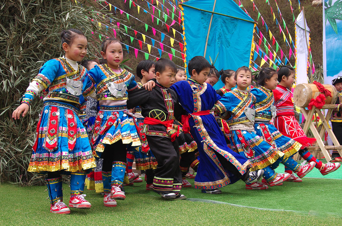 泸州苗乡“踩山节”